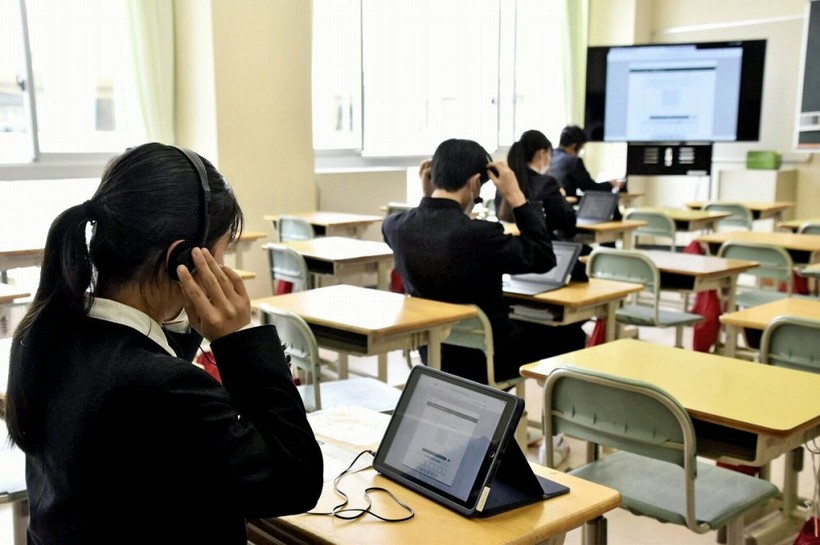 Học sinh Nhật làm bài thi nói tiếng Anh hôm 18/4.