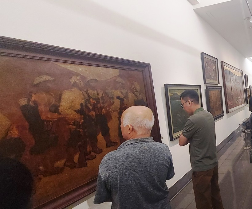 Bảo vật quốc gia - tác phẩm 'Kết nạp Đảng ở Điện Biên Phủ' của Nguyễn Sáng được trưng bày ở phòng 16, Bảo tàng Mỹ thuật Việt Nam thu hút sự quan tâm của công chúng. Ảnh: Bình Thanh