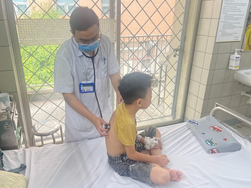 Bệnh nhi đuối nước được điều trị tại Bệnh viện Bạch Mai. (Ảnh: BVCC)
