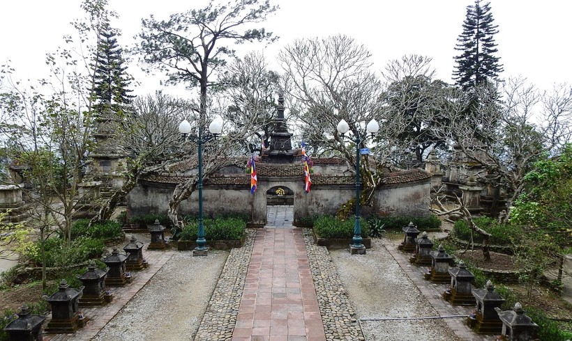 Khu vực tháp Huệ Quang, chùa Hoa Yên.