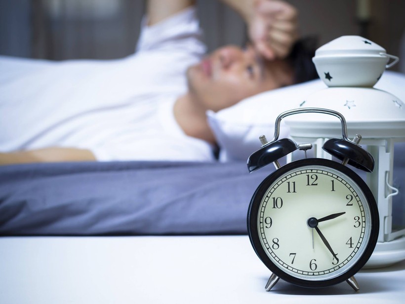 Nếu thiếu ngủ thường xuyên dễ dẫn đến bệnh tăng huyết áp và nhiều hệ lụy khác cho sức khỏe. Ảnh: INT