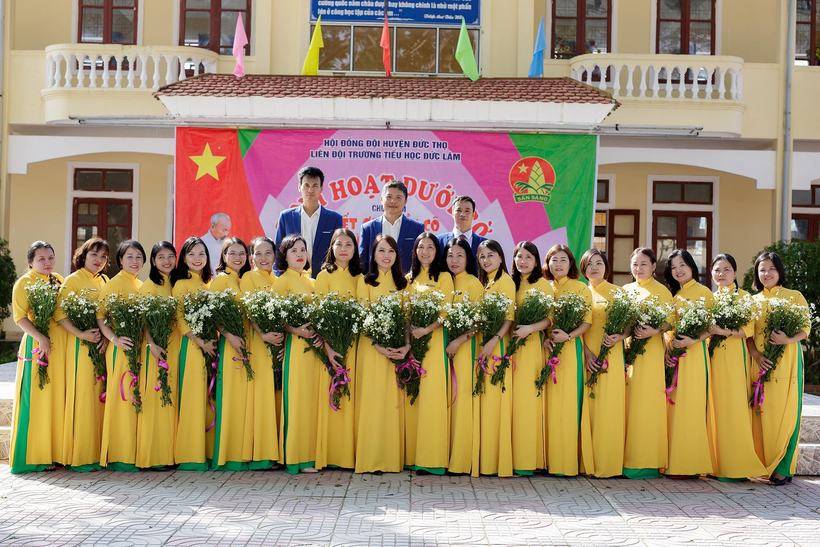 Tập thể cán bộ, giáo viên Trường Tiểu học Đức Lâm, huyện Đức Thọ, tỉnh Hà Tĩnh. Ảnh: NVCC