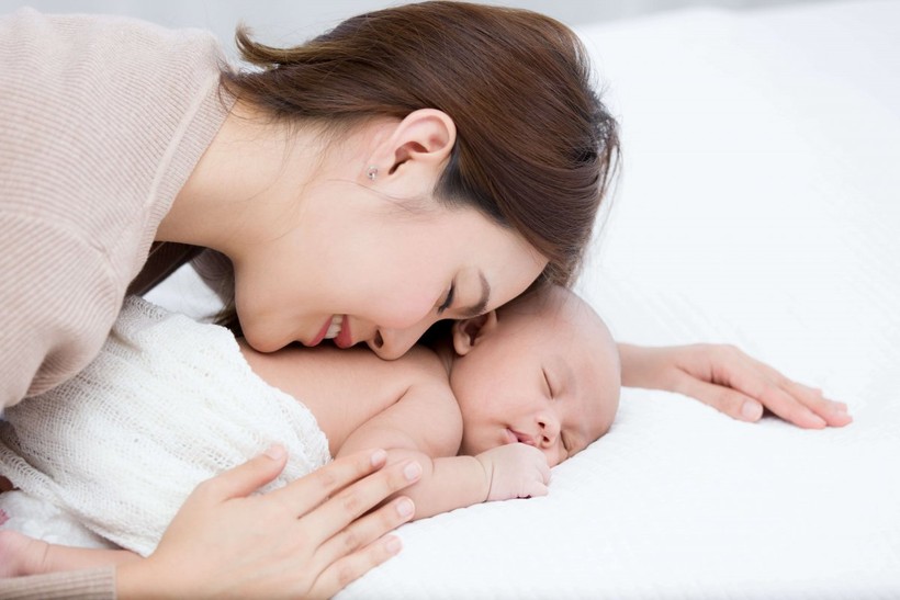 Phụ huynh cần tạo môi trường ngủ an toàn cho trẻ. 