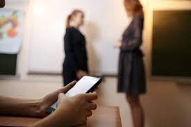 Học sinh tương tác nhiều hơn với giáo viên khi không dùng điện thoại trong lớp.