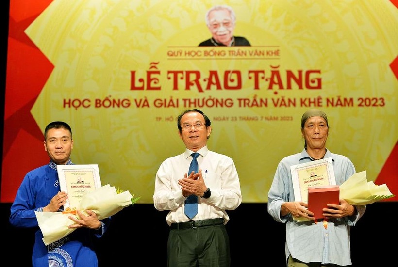 NSƯT Cồ Huy Hùng (trái) nhận Giải thưởng Trần Văn Khê. Ảnh: NVCC- Nguyễn Á.