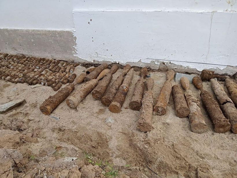 Hàng nghìn quả đạn được tìm thấy trong sân trường học ở Campuchia.