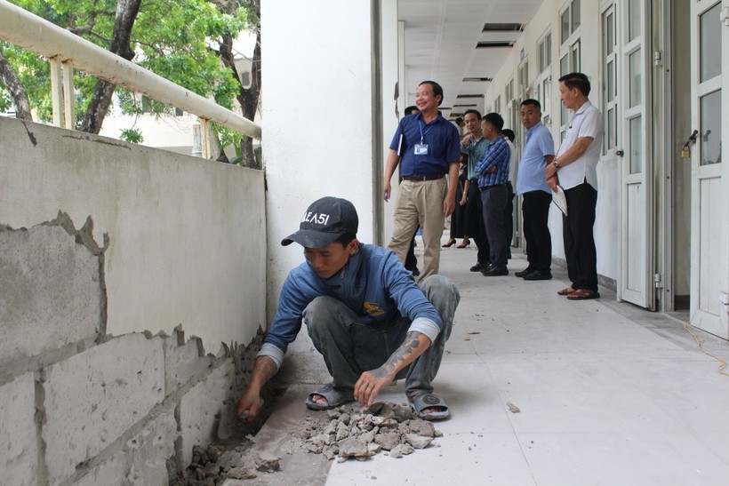 Công nhân cải tạo, sửa chữa khu vực hành lang của nhà trường.