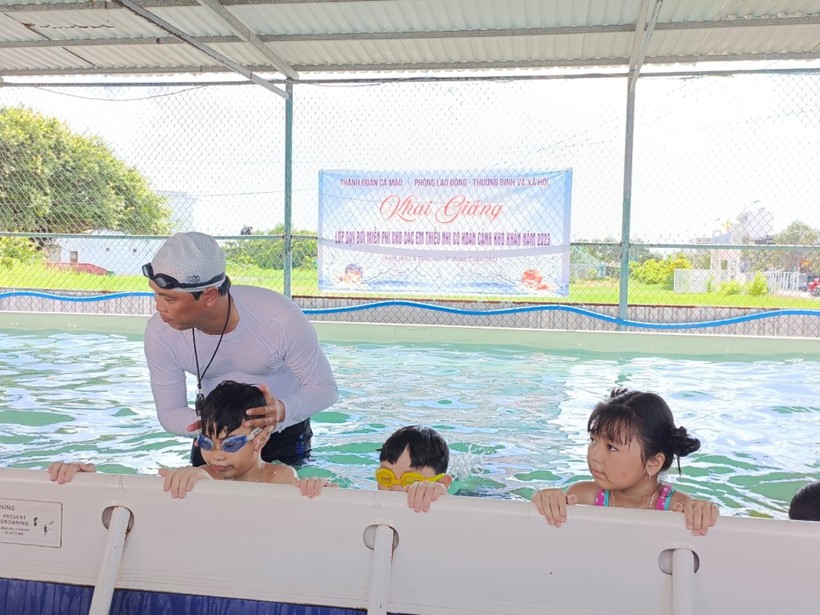 Lớp dạy bơi miễn phí do Thành đoàn Cà Mau phối hợp với Phòng LĐ-TB&XH tổ chức. Ảnh: H. Hùng