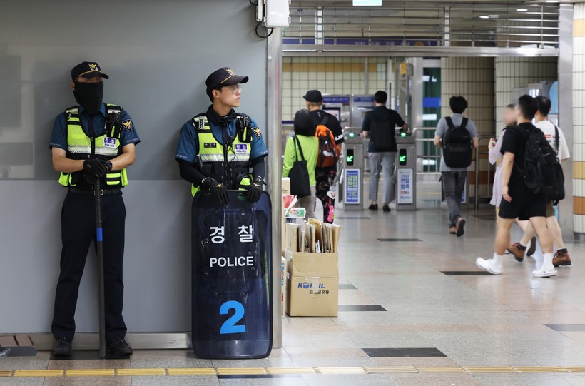 Lực lượng cảnh sát tăng cường giám sát an ninh tại các ga tàu điện ngầm Hàn Quốc.
