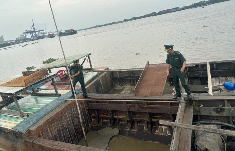 Trạm Biên phòng cửa khẩu cảng Nhà Rồng đưa các phương tiện hút cát trên sông Đồng Nai về khu vực neo đậu của đơn vị để điều tra, xử lý.