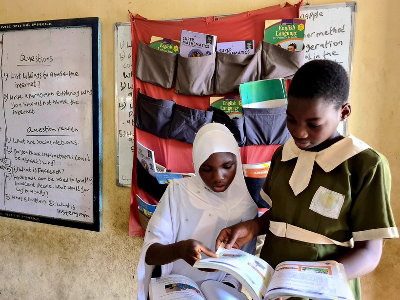 Học sinh Nigeria đọc sách bên thư viện treo.