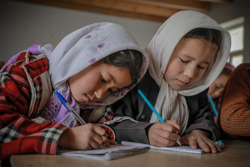 Trẻ em gái Afghanistan đi học trước khi lệnh cấm giáo dục có hiệu lực. 