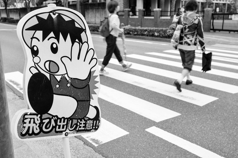 'Cậu bé bất ngờ phóng ra' - Tobita-kun có mặt ở hầu hết các giao lộ trên Nhật Bản. Ảnh: Atlasobscura.com