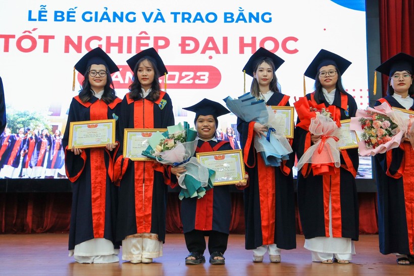 Kim Anh có thành tích đáng nể trong học tập và tốt nghiệp Xuất sắc toàn khóa học ngành Công tác xã hội.