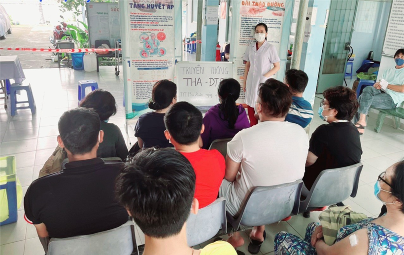 Bác sĩ tham gia thực hành tại Trạm y tế Phú Xuân (huyện Nhà Bè, TPHCM) truyền thông phòng chống bệnh tăng huyết áp, đái tháo đường. Nguồn: SYT