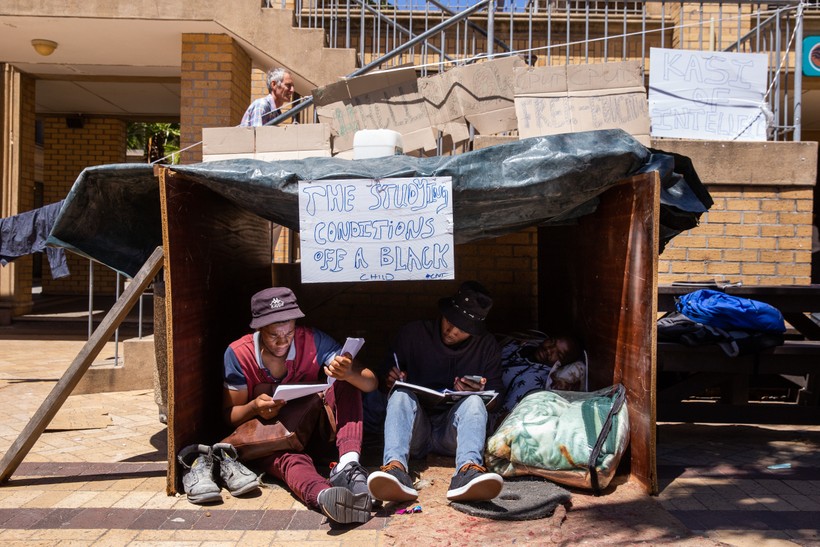 Nhiều sinh viên dựng lều trong khuôn viên Đại học Công nghệ Cape Peninsula (Nam Phi) để phản đối thiếu nhà ở.
