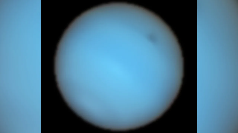 Sao Hải Vương có màu xanh lam do khí metan trong bầu khí quyển.