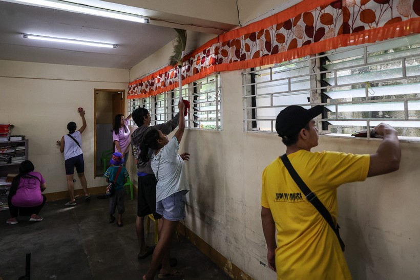 Giáo viên Philippines lau dọn phòng học để đón học sinh trở lại trường.