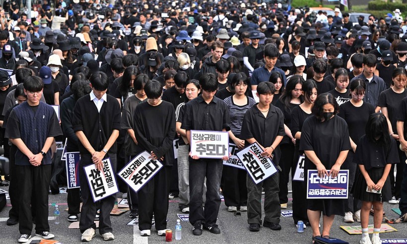 Giáo viên Hàn Quốc xuống đường tham gia lễ tưởng niệm giáo viên Trường Tiểu học Seoi tự tử hồi tháng 7.