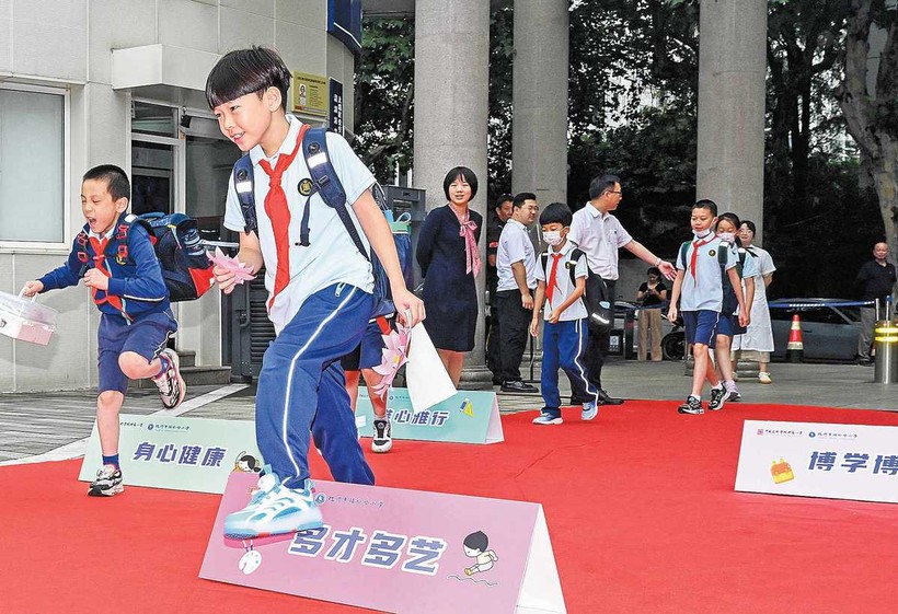 Giáo viên Trung Quốc khích lệ học sinh vượt qua 'rào cản' trong ngày khai giảng.