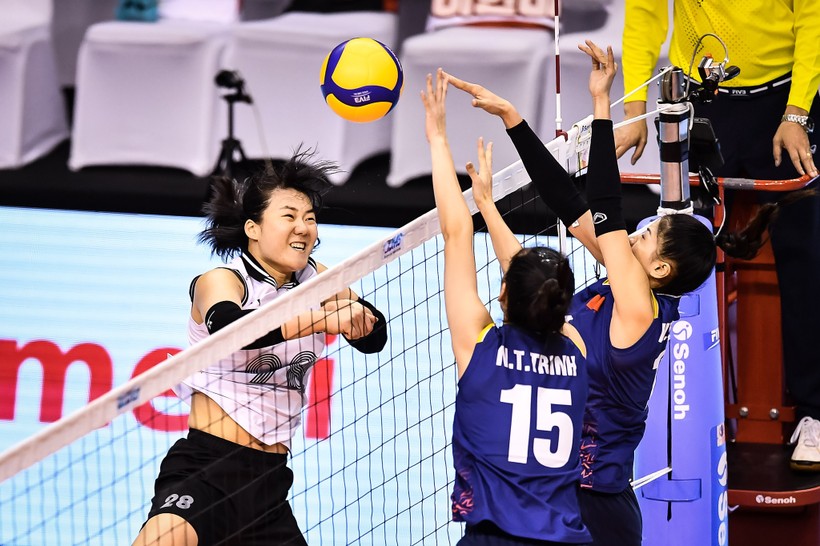 Trận đội nữ Việt Nam (áo sẫm) thắng Hàn Quốc 3 - 2 tại vòng bảng Giải bóng chuyền nữ vô địch châu Á 2023. Ảnh: ITN