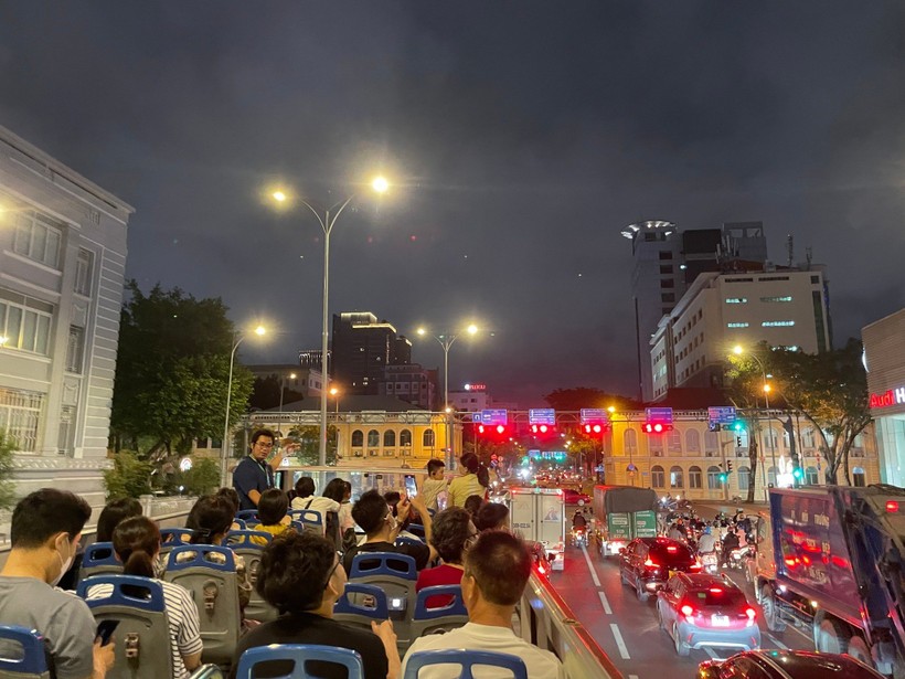 Hành trình Sài Gòn by night đi bộ kết hợp với xe bus 2 tầng tìm hiểu câu chuyện đường phố của TPHCM. Ảnh: NVCC