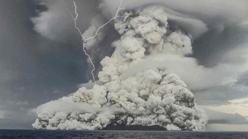 Quang cảnh mực nước biển khi núi lửa Hunga Tonga-Hunga Ha’apai phun trào.