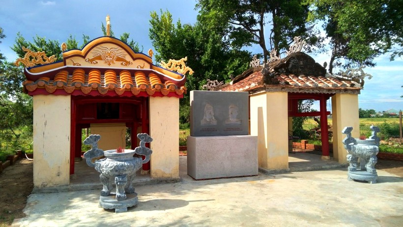 Bệ thờ, tượng phù điêu vua Thái Đức (Nguyễn Nhạc) và vua Quang Trung (Nguyễn Huệ) được đặt vào giữa hai ngôi miếu, chuẩn bị tổ chức lễ giỗ thì vấp phải sự phản ứng của dư luận.