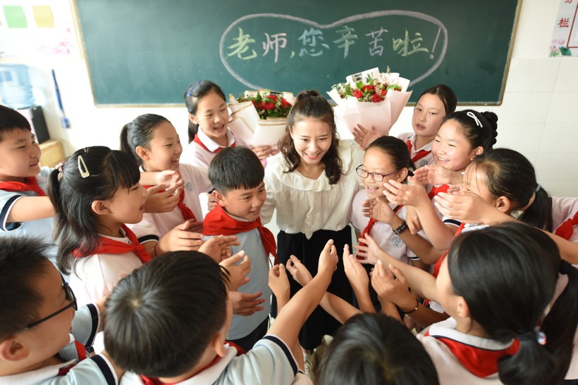 Học sinh tặng hoa giáo viên nhân Ngày Nhà giáo Trung Quốc.
