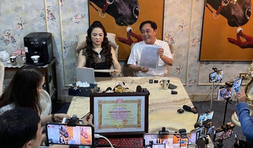 Những buổi livestream của bà Nguyễn Phương Hằng có đến hơn nửa triệu người theo dõi. (Ảnh chụp màn hình)