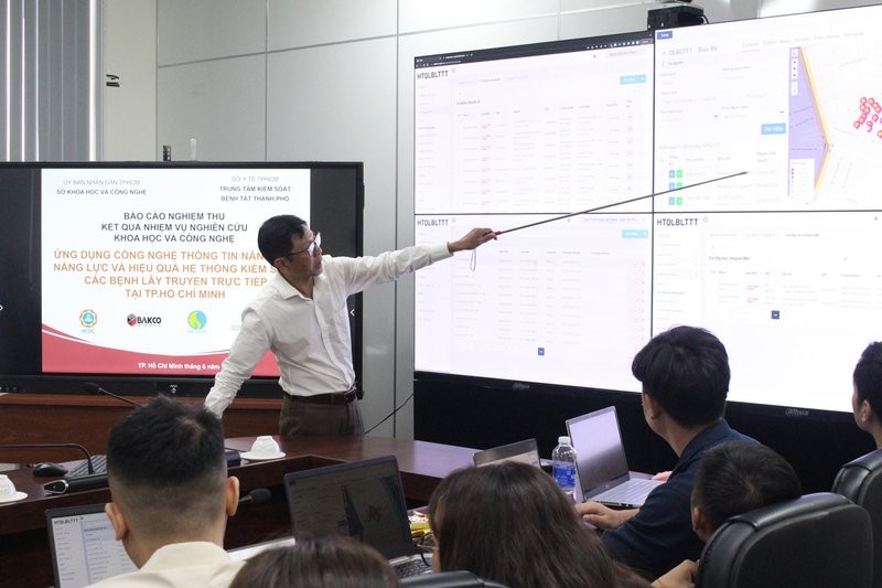 BSCKII Nguyễn Trí Dũng trình diễn thao tác vận hành trên Hệ thống thông tin kiểm soát bệnh lây truyền trực tiếp.