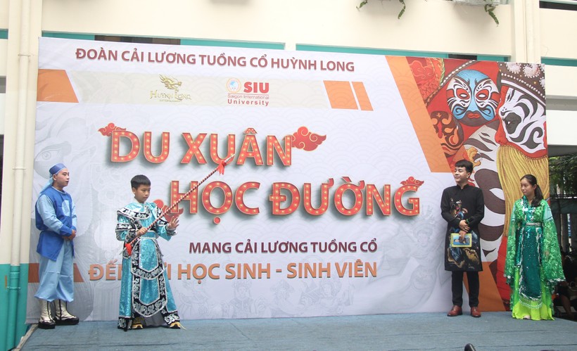 Ngoài xem nghệ sĩ biểu diễn, học sinh Trường THCS Nguyễn Du còn được tham gia trải nghiệm trên sân khấu. Ảnh: NTCC
