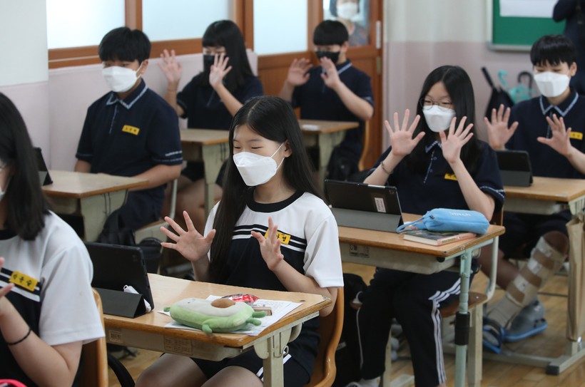 Học sinh Hàn Quốc sử dụng máy tính bảng thay sách giáo khoa.