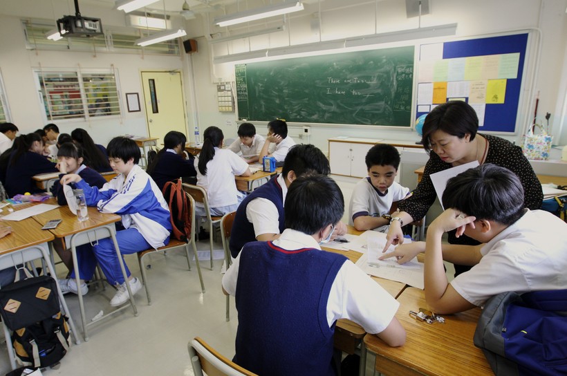 Hơn 1/3 trường tiểu học ở Hồng Kông, Trung Quốc phải tuyển giáo viên không có bằng cấp sư phạm.