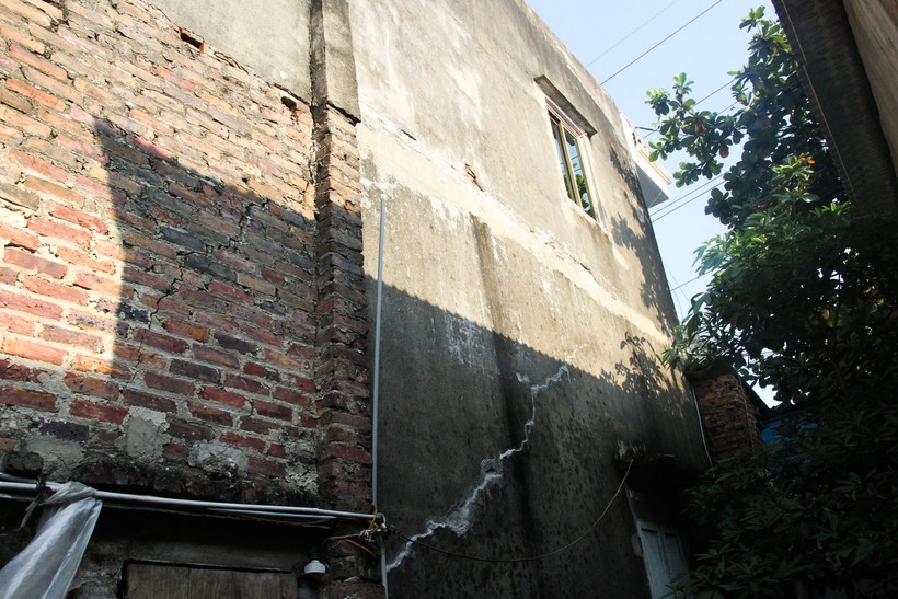 Vết nứt chạy dài bên sườn căn nhà của một hộ dân.