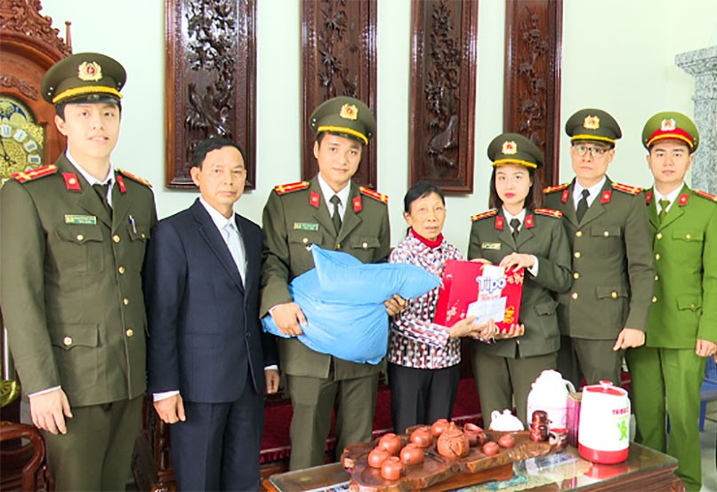 Công an tỉnh Hải Dương thăm và tặng quà bà Nguyễn Thị Thắm. Ảnh: CA