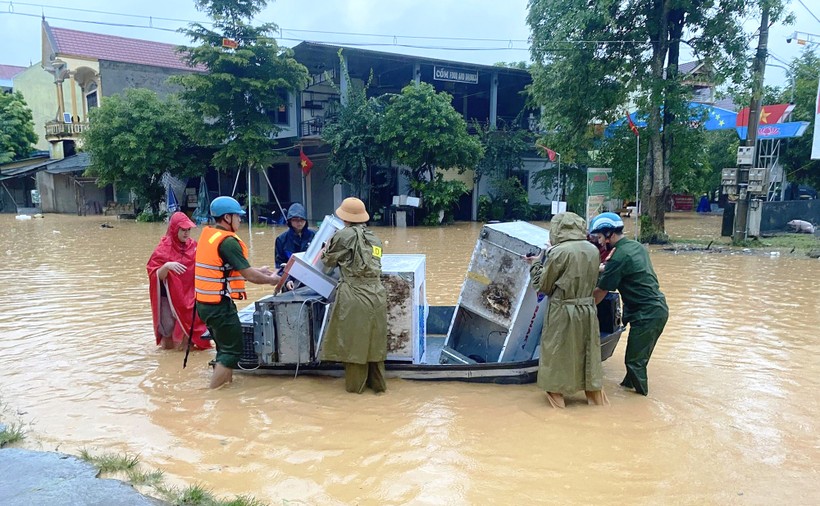 Lực lượng chức năng huyện Quỳ Châu (Nghệ An) giúp dân di chuyển tài sản đến nơi an toàn. Ảnh: Phạm Tâm