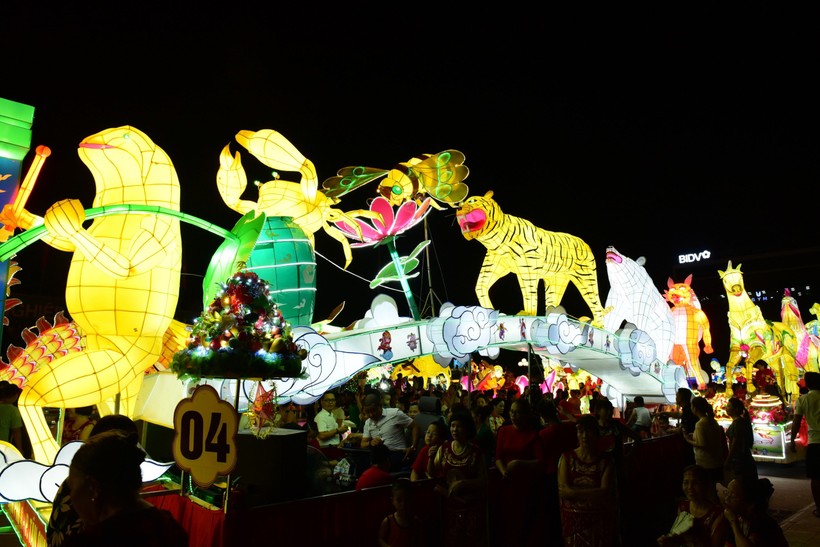 Không khí lễ hội Tết Trung thu tại TP Tuyên Quang năm 2023.