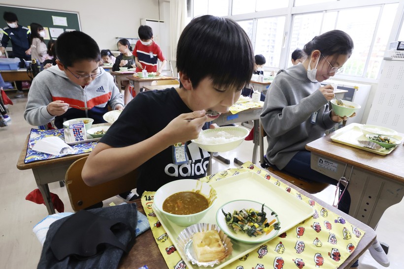 Học sinh Nhật Bản trả tiền cho các bữa trưa tại trường.