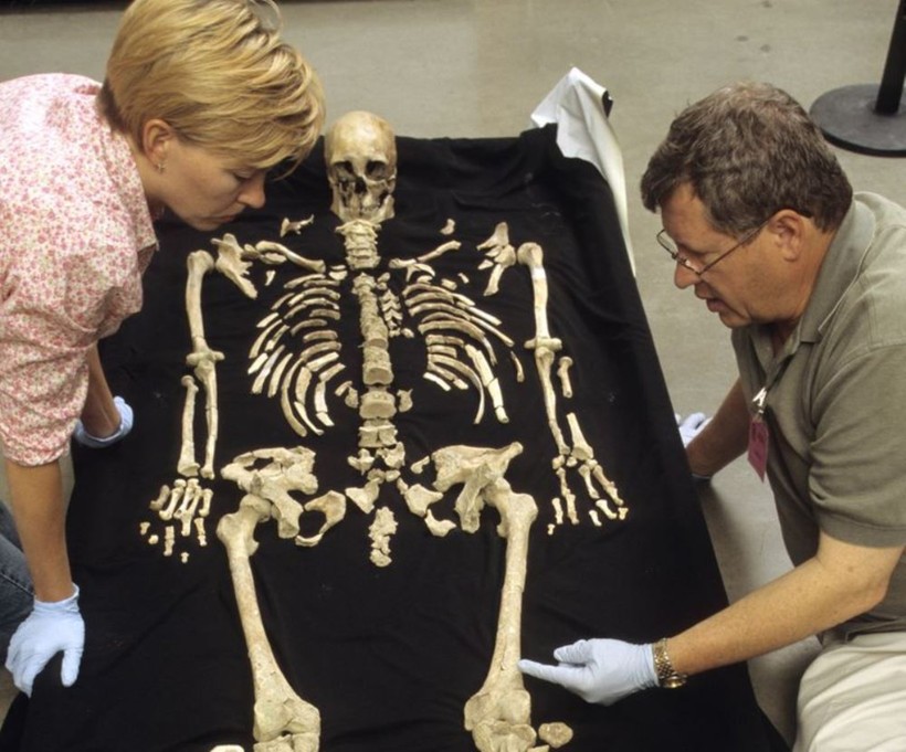 Nhà nhân chủng học Douglas Owsley (bên phải) đang nghiên cứu bộ xương 'Người đàn ông Kennewick' năm 2006.