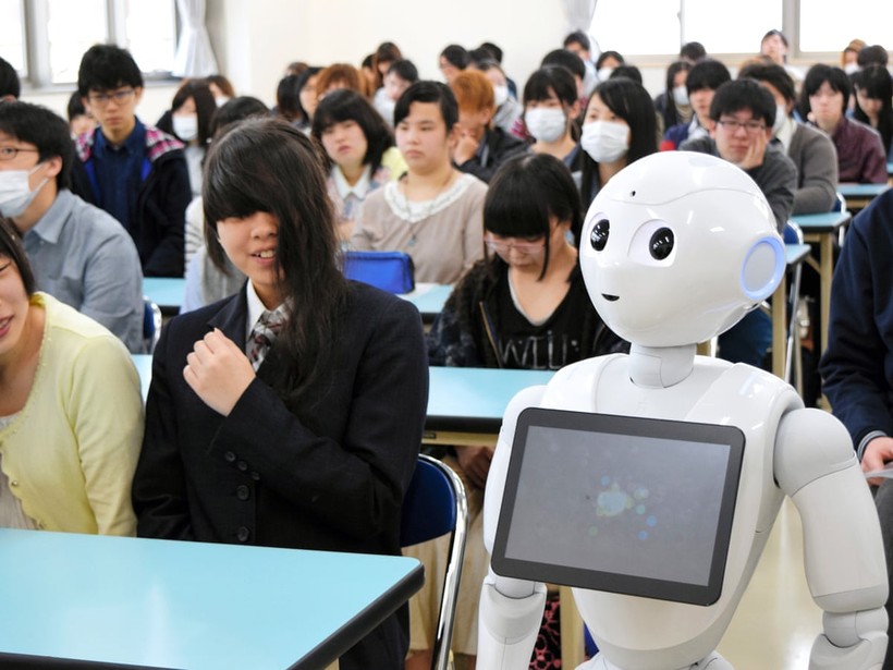 Robot thay học sinh Nhật Bản đến lớp.