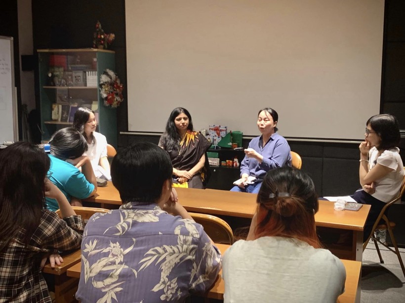 Buổi công chiếu bộ phim “The Lunchbox” với sự góp mặt của TS Monica Sharma (Giám đốc Trung tâm Văn hóa Ấn Độ Swami Vivekanada tại Việt Nam). Ảnh: CLBCC