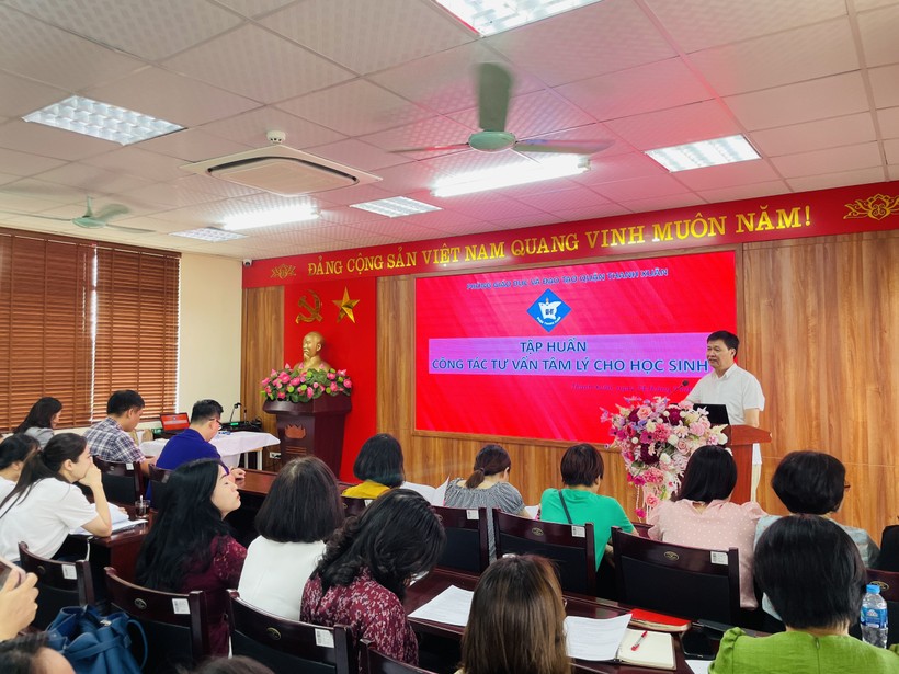 Phòng GD&ĐT quận Thanh Xuân tập huấn về công tác tư vấn tâm lý học sinh cho các trường trên địa bàn.