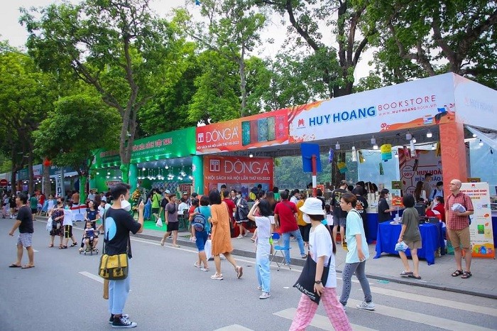 Hội Sách Hà Nội năm 2023 với hơn 200 gian hàng tiêu chuẩn tại không gian phố đi bộ hồ Hoàn Kiếm.
