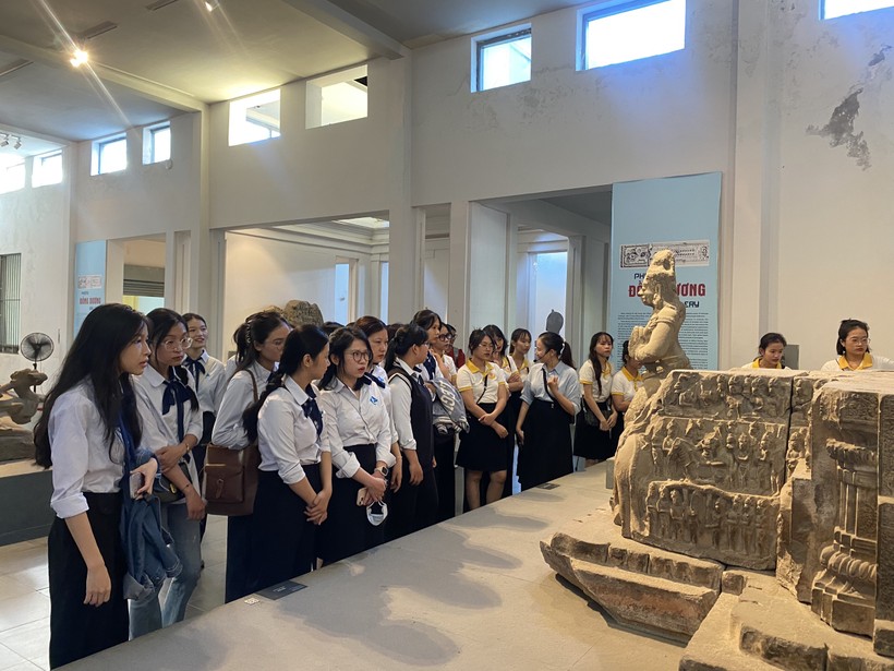 Sinh viên các trường đại học ở Đà Nẵng tham quan đài thờ Đồng Dương tại Bảo tàng Điêu khắc Chăm Đà Nẵng. Ảnh: Hoàng Vinh.