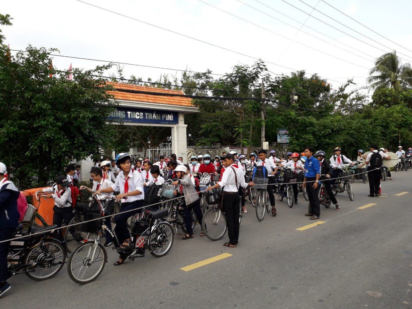 Đảm bảo an toàn giao thông trước cổng Trường THCS Trần Phú (huyện Trà Cú, Trà Vinh).