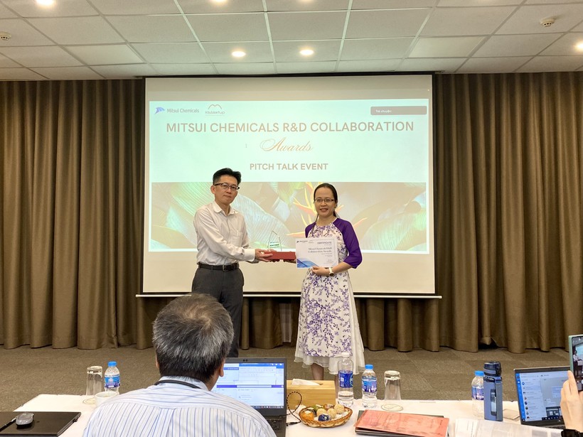TS Lê Thị Hiên (bên phải ảnh) nhận giải thưởng Mitsui Chemicals R&D Collaboration Award 2023. 