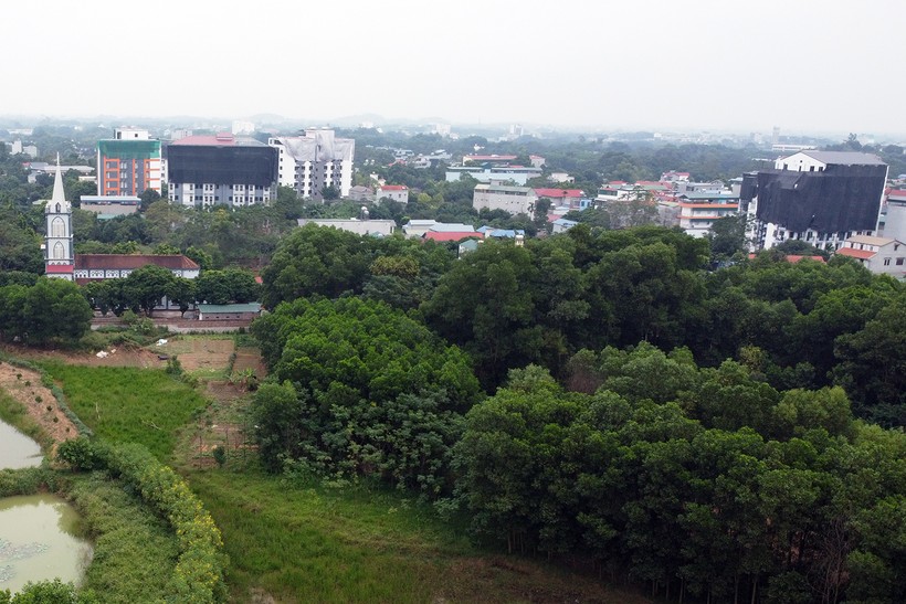 Hàng loạt công trình chung cư mini ở khu vực giáp ranh 2 xã (Tân Xã và Bình Yên) phủ bạt nhìn từ trên cao.
