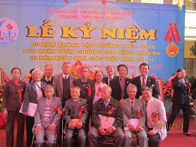 Các thầy: Trần Lê Chi, Hà Văn Nhưỡng, Nguyễn Quang Túy (hàng ngồi từ trái qua) và các bạn lớp 8 khóa đầu trong lễ kỷ niệm Trường THPT Nho Quan A 50 tuổi. Ảnh tư liệu
