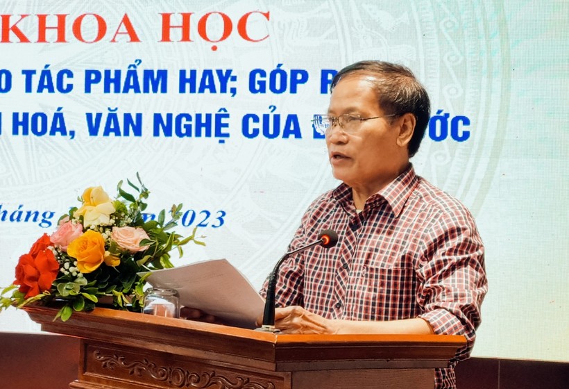 Nhà văn Lê Hoài Nam trình bày tham luận tại Hội thảo. Ảnh: ITN